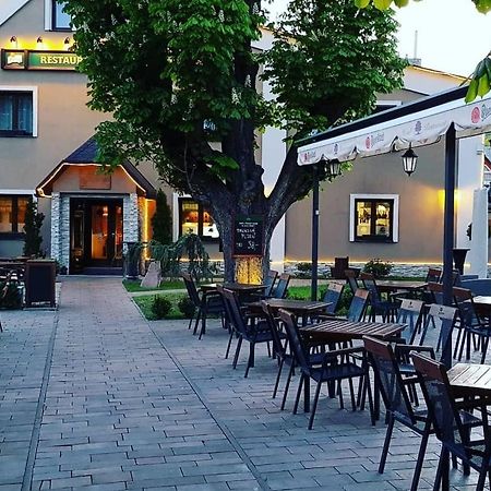 Hotel & Restaurant Pod Kastany Krupka Exterior foto