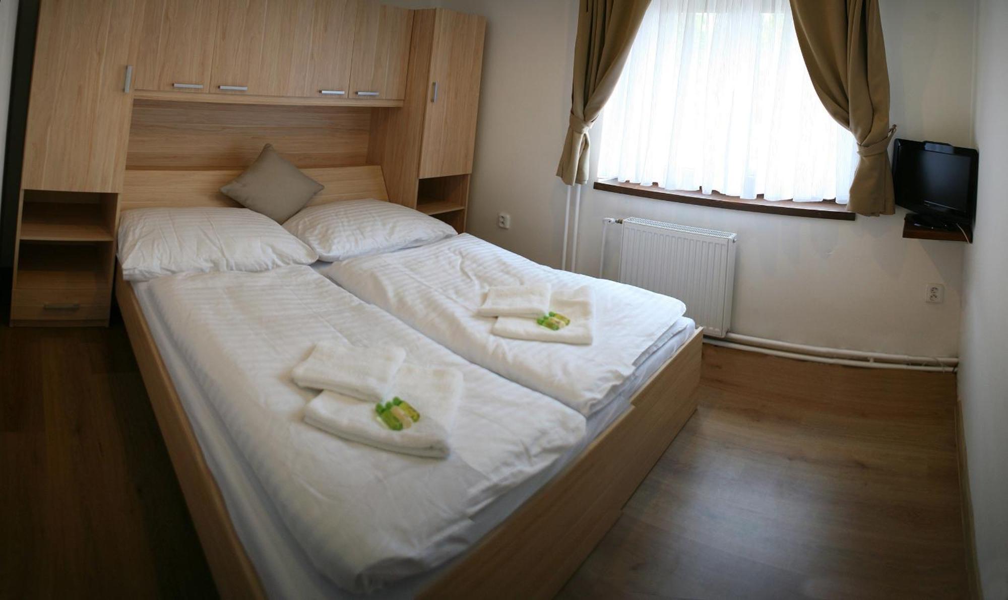 Hotel & Restaurant Pod Kastany Krupka Quarto foto